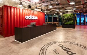 Eingang eines Büro von Adidas