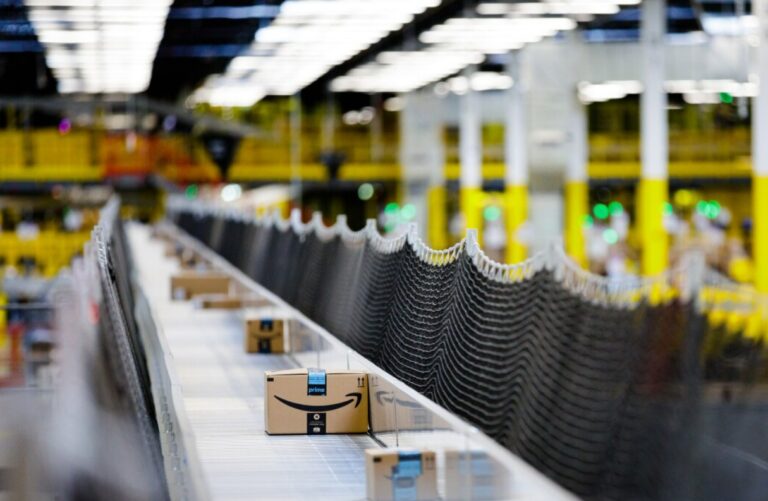 Amazon Pakete in einem Fulfillment-Center