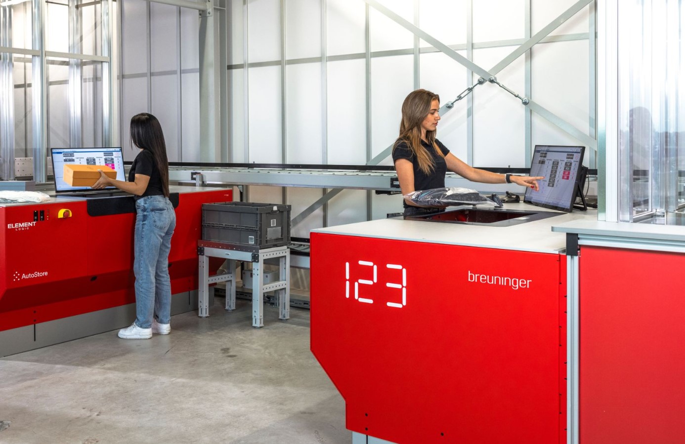 Mitarbeiter vor einem AutoStore System im Breuninger Logistikzentrum