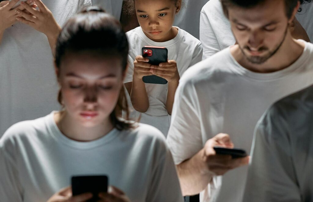 Jugendliche mit einem Smartphone in der Hand