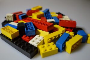 Mehrere bunte Lego Bausteine