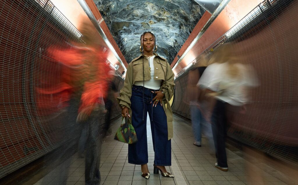 Weibliches Model in einem Ubahn Tunnel in Stockholm