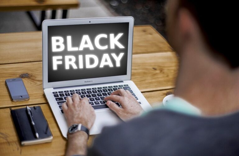 Black Friday auf einem Laptop illustriert