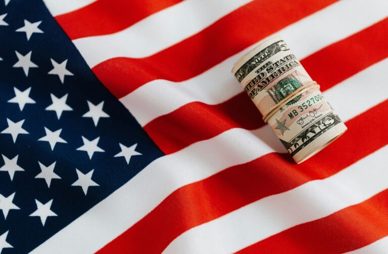 Dollarscheine auf einer USA Flagge