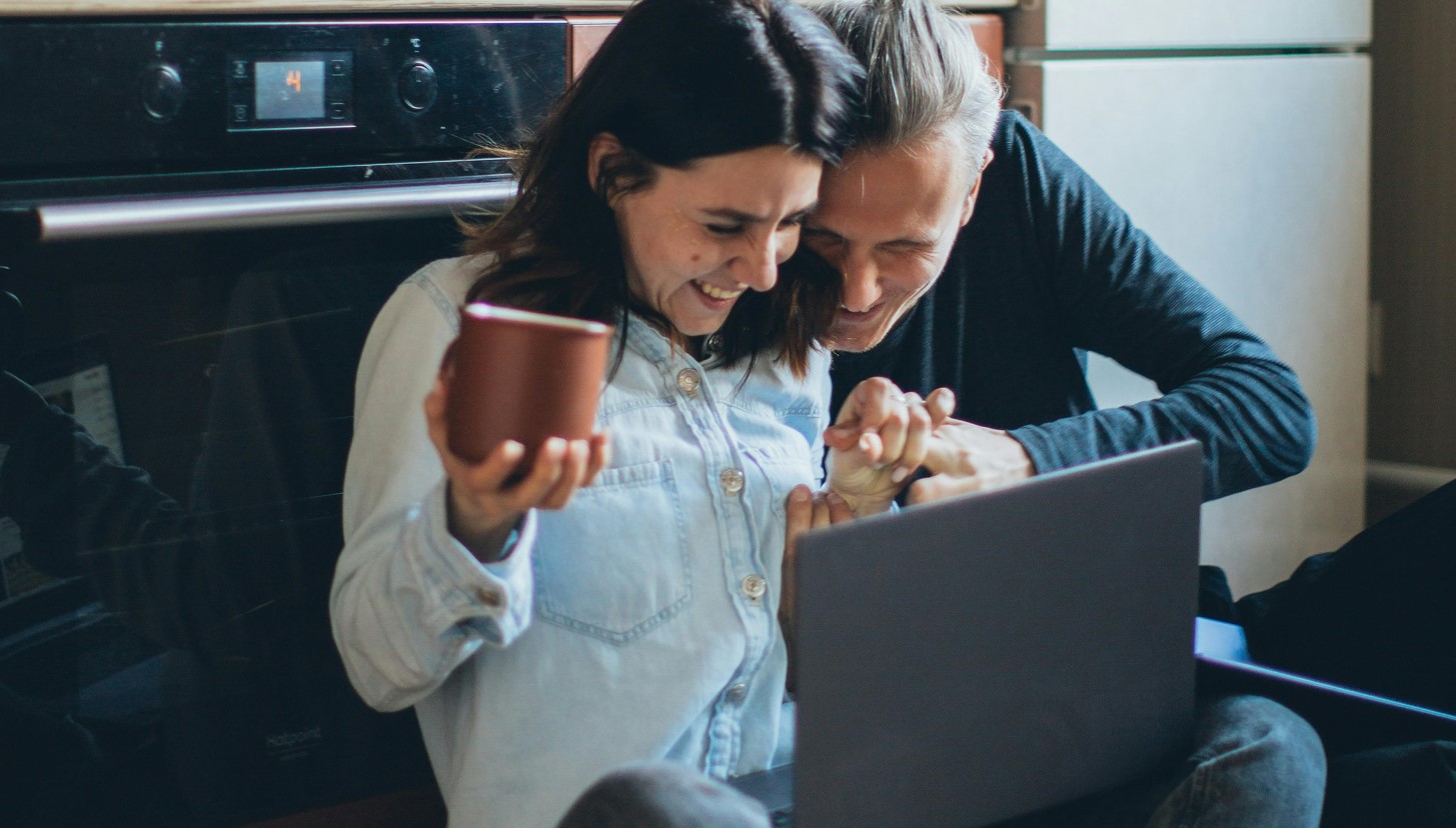 Glückliches Paar beim Online-Shopping