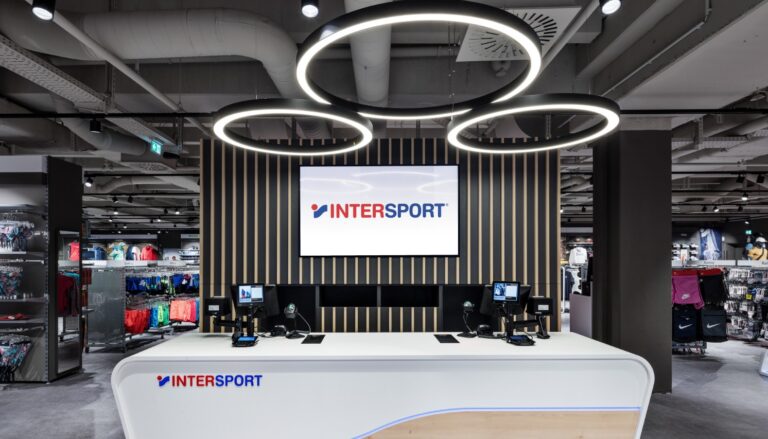 Kasse mit TV-Monitor bei INTERSPORT Vosswinkel