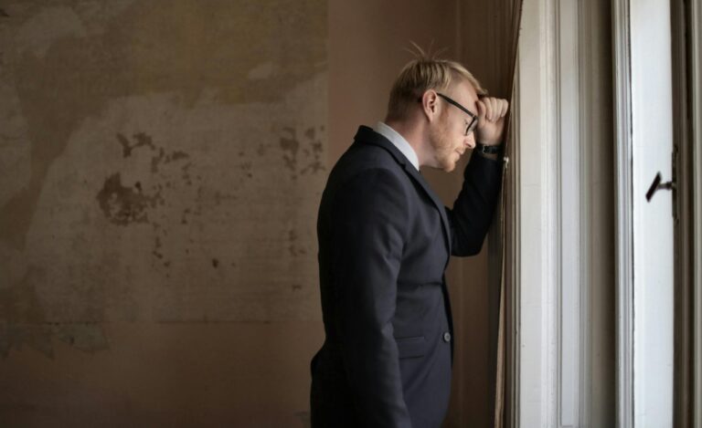 Manager mit schlechter Laune an einem Fenster