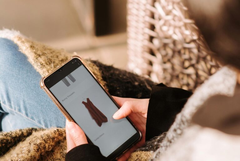 Frau beim Online-Shopping mit einem Smartphone
