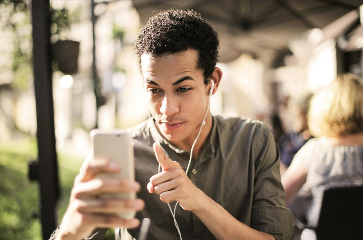 Mann am Telefon mit Headset