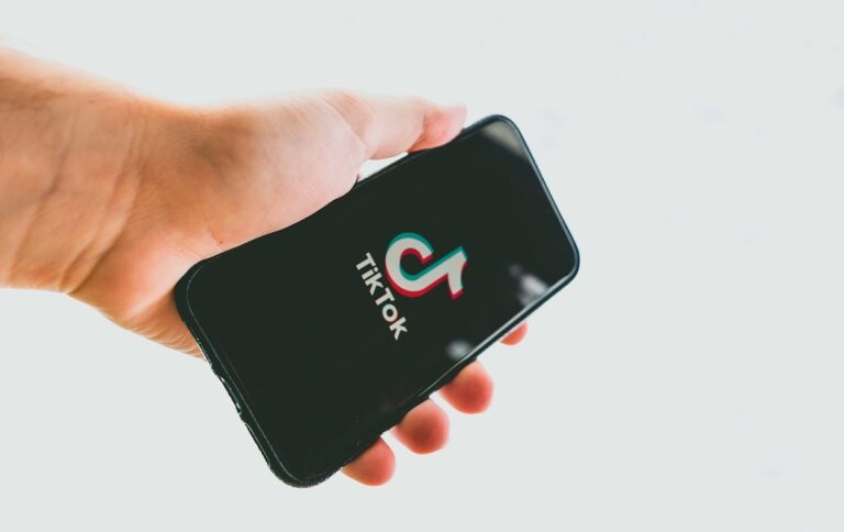 TikTok Logo auf einem Smartphone