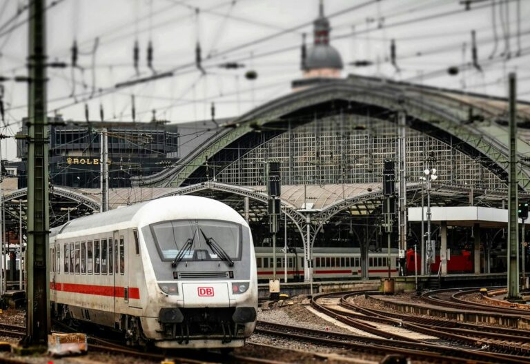 Foto eines Bahnhofs mit einer Lok der Deutschen Bahn