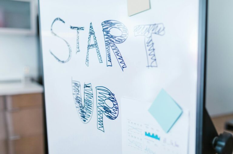 Die Wörter START UP auf einem Whiteboard
