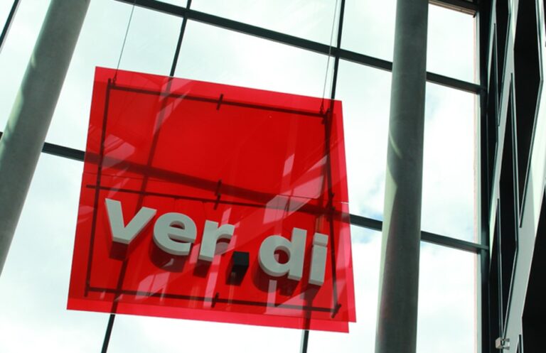 Logo von ver.di an einem Gebäude