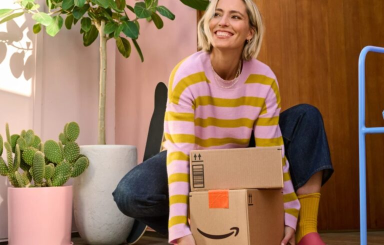 Amazon Kundin mit zwei Prime-Paketen
