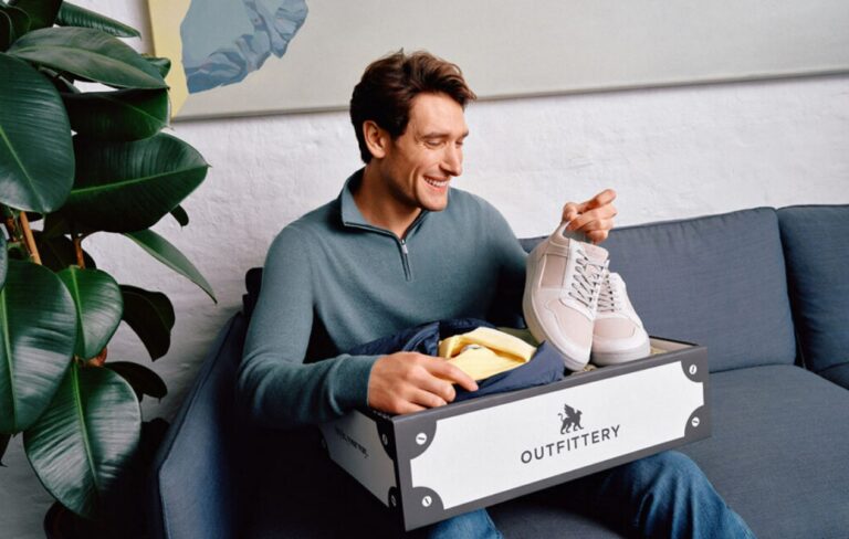 Kunde beim Auspacken einer Outfittery-Box