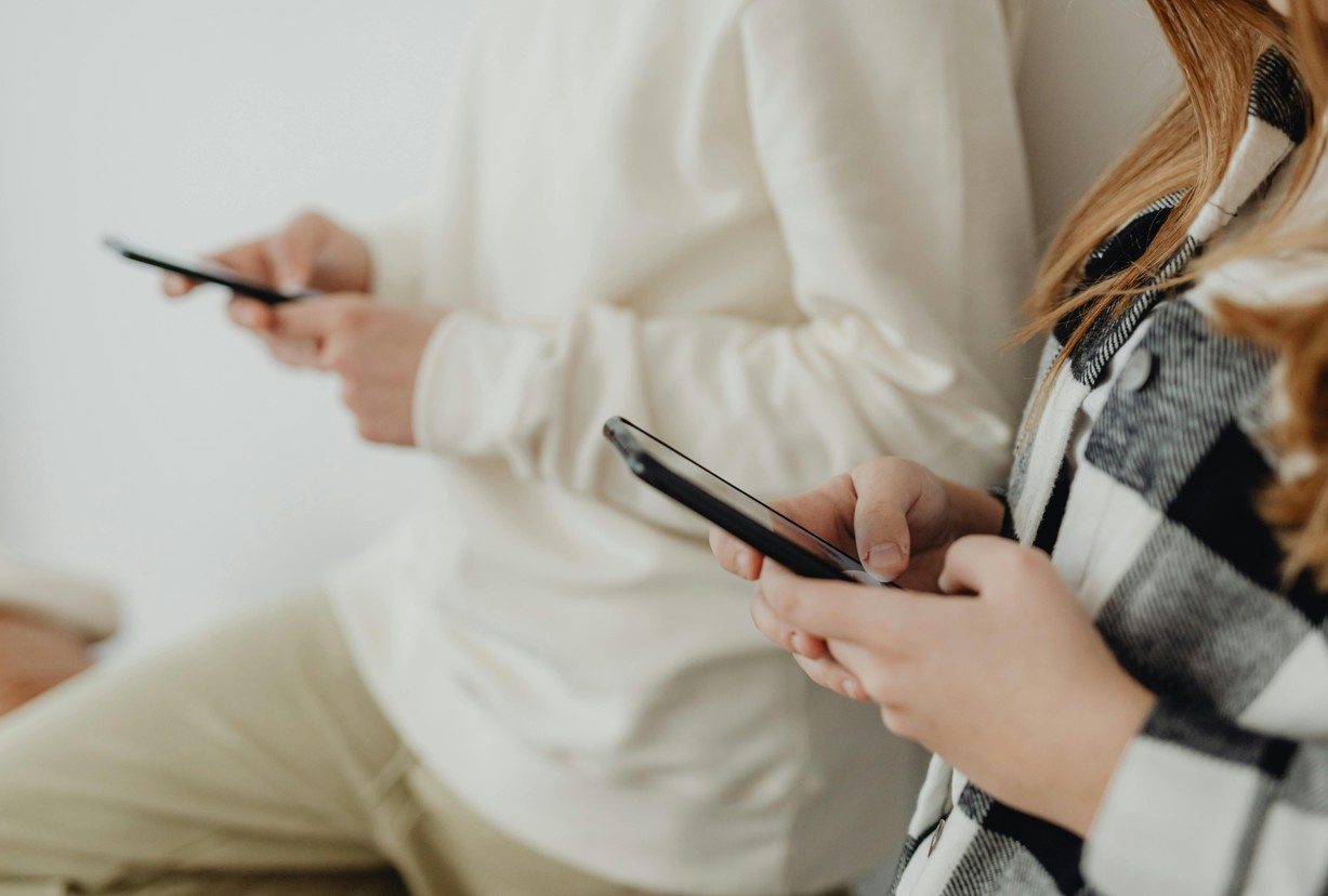 Mann und Frau mit Smartphone in der Hand