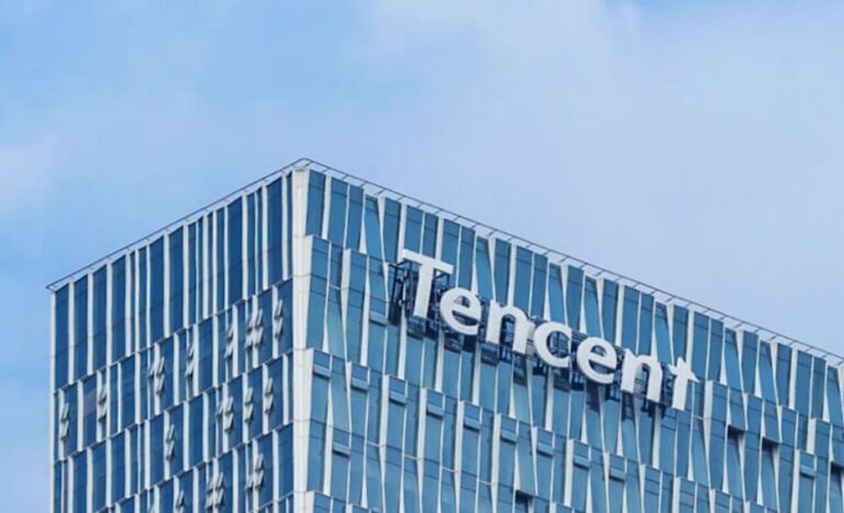 Tencent Logo am Gebäude des Hauptsitzes des Unternehmens