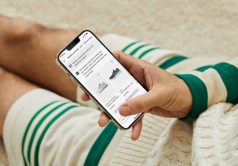 Mann mit Smartphone und Zalando App