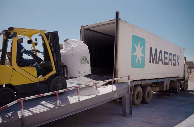 Beladung eines Maersk LKW