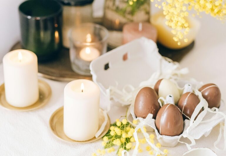 Deko und mehrere Ostereier