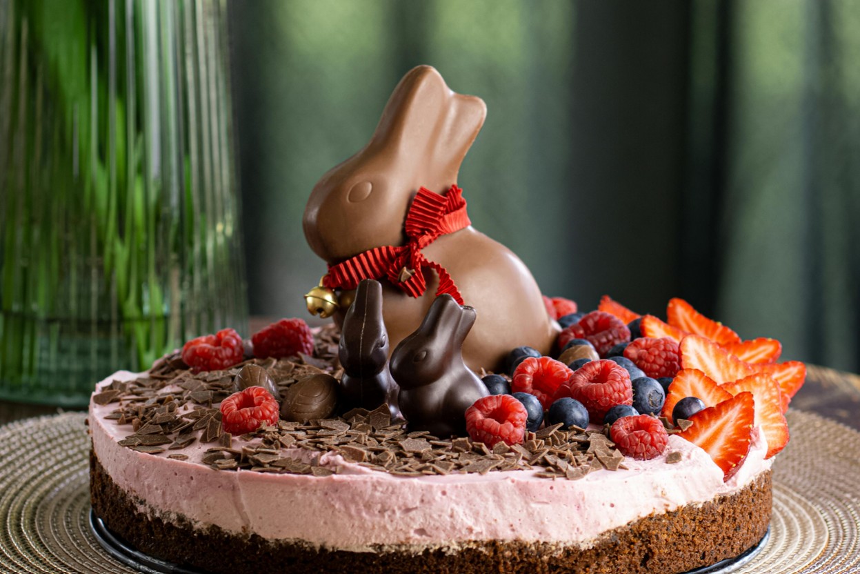 Kuchen mit Osterhasen und Beeren