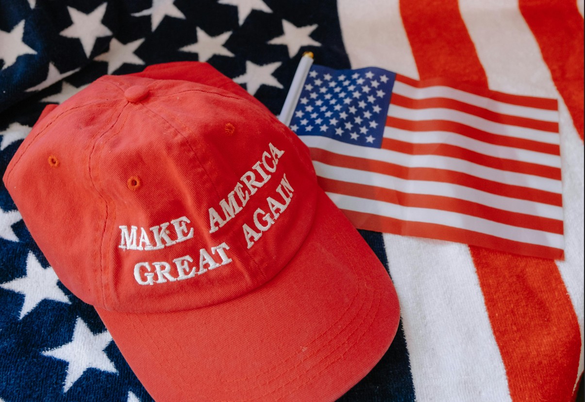 MAGA Cap und USA Flagge