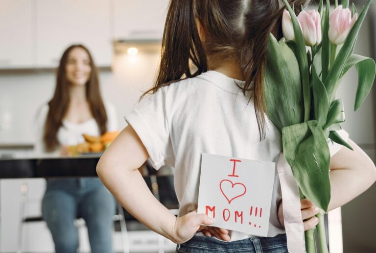 Kind mit Blumen zum Mutter