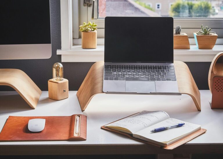Laptop auf einem Home Office Schreibtisch