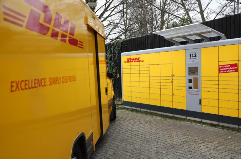 Lieferfahrzeug vor einer DHL Packstation