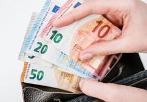 Geldbeutel mit Euroscheinen als Symbol für Inflation