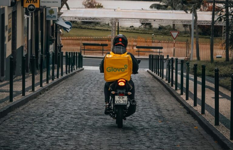 Glovo Rider auf einem Roller
