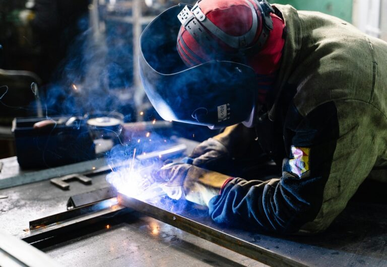 Industriearbeiter als Symbol fuer Fachkraeftemangel Wirtschaft