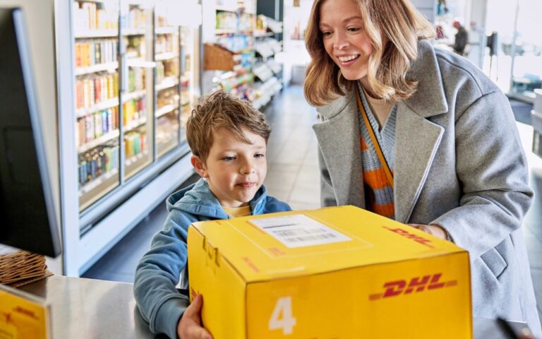 Kunden in einem DHL Paketshop Partnerfiliale