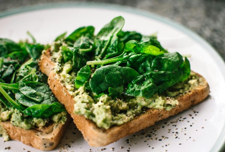 Avocado Toast mit Blattspinat