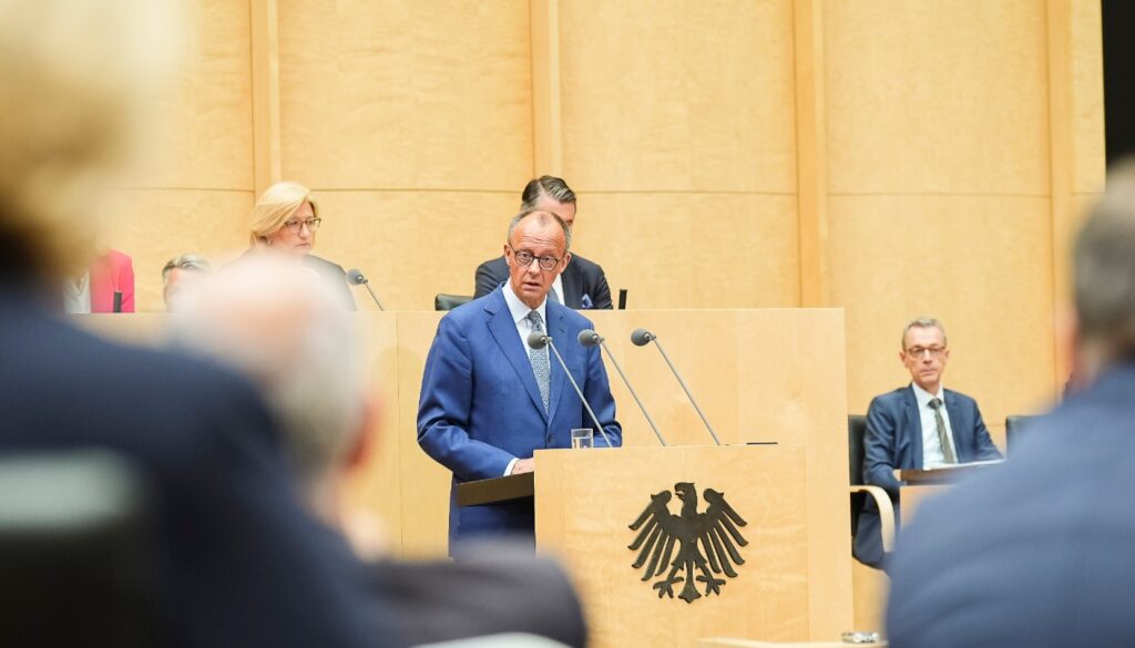 Bundeskanzler Friedrich Merz am Rednerpult