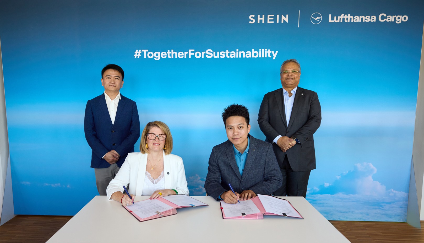 SHEIN und Lufthansa Cargo Manager bei Unterzeichnung