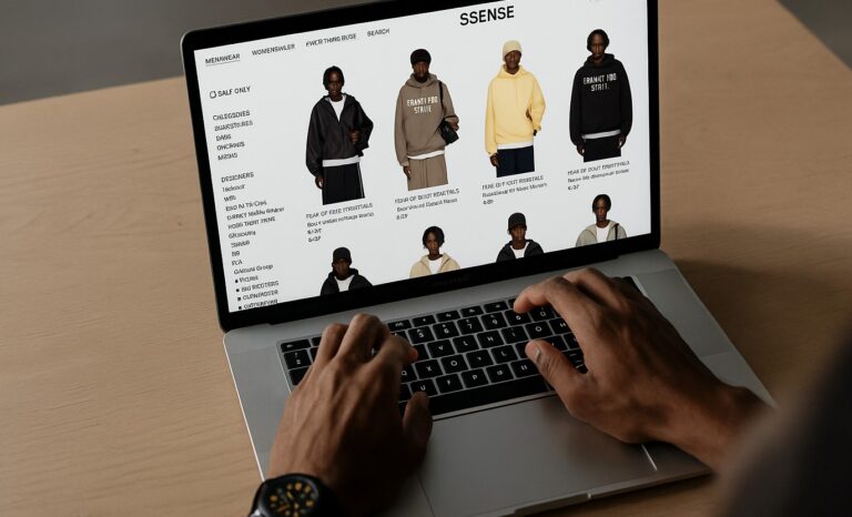 SSENSE Startseite auf einem Laptop