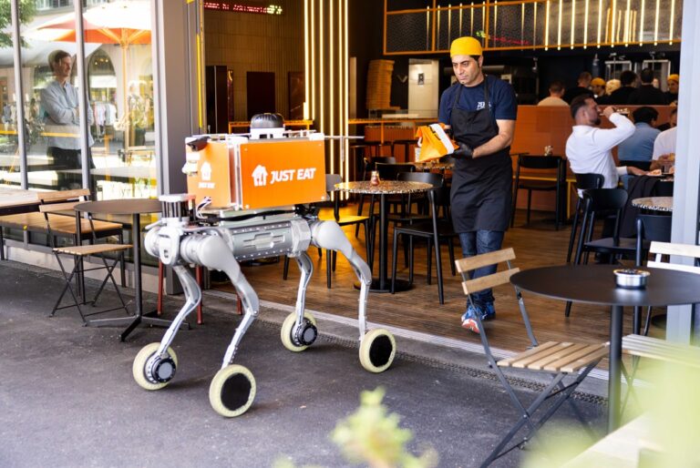 Zustellroboter von JustEatTakeaway in Zuerich