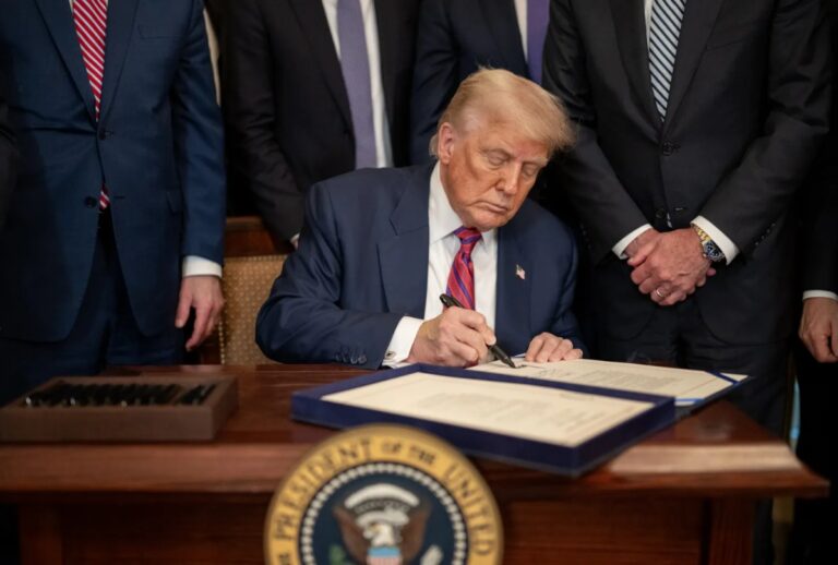 Donald Trump unterschreibt ein Dekret