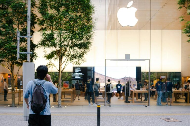 Kunden vor einem Apple Store
