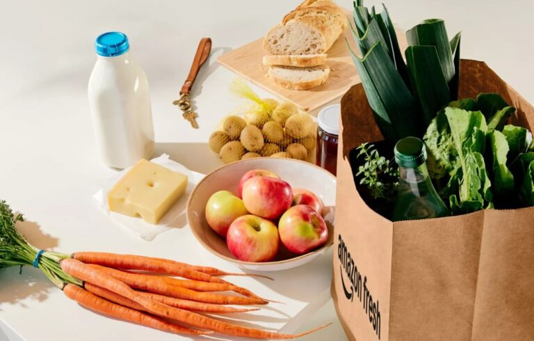 Lebensmittel neben einer Amazon Fresh Tuete