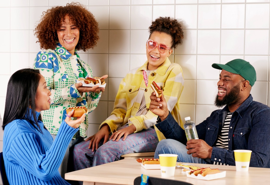 Mehrere Personen mit Hotdogs von IKEA