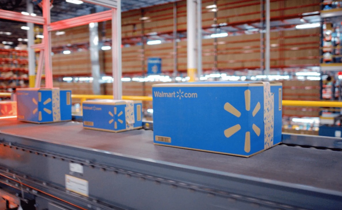 Mehrere Walmart Pakete auf einem Fliessband