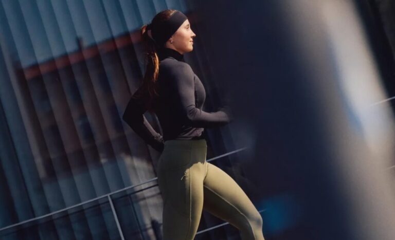 Sportlerin in Lululemon