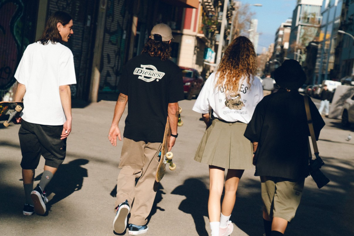 Vier Skater in Dickies Bekleidung