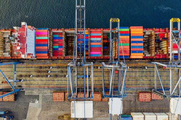 Vogelperspektive auf eine Beladung eines Schiffes