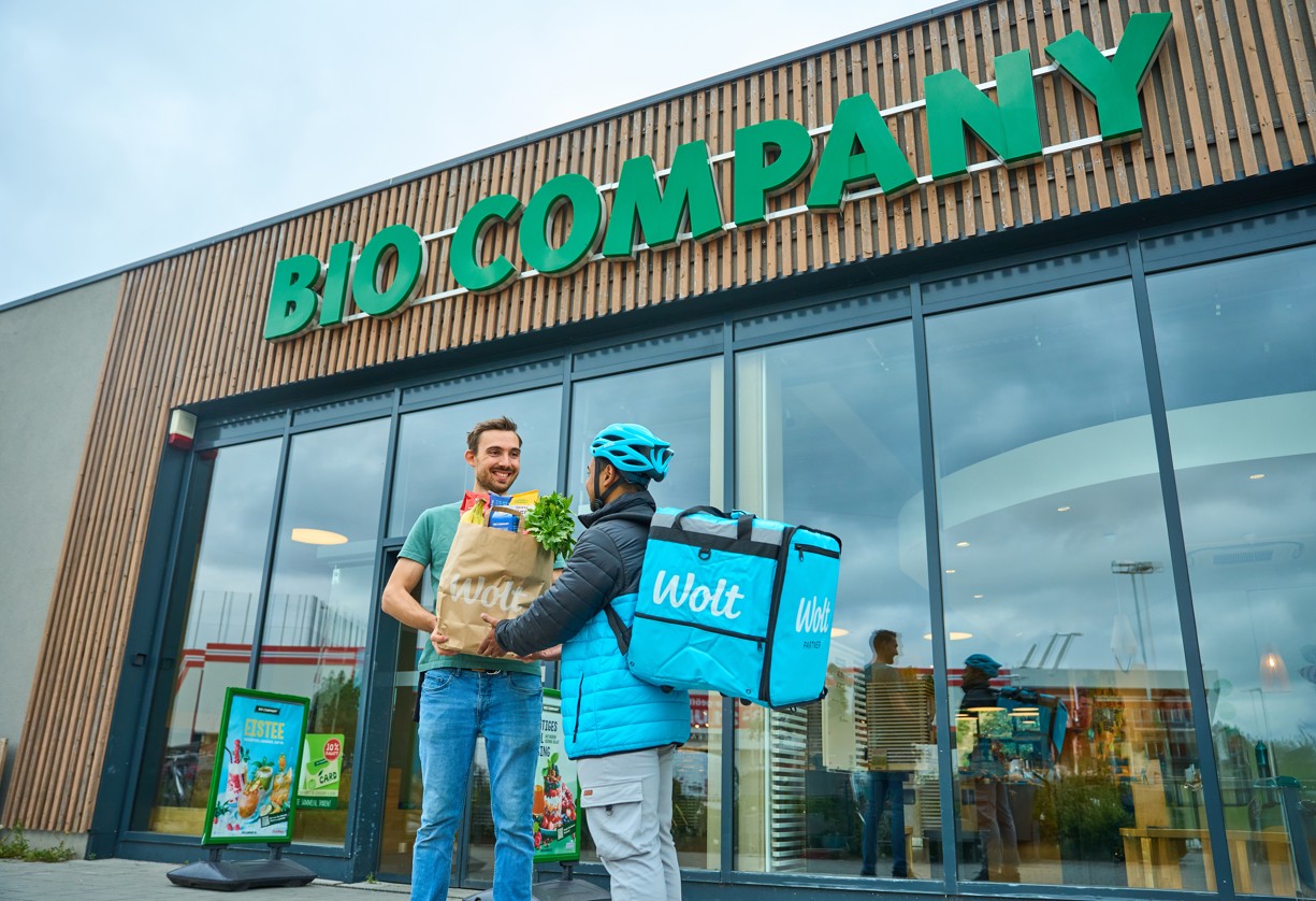 Wolt Rider vor einer Bio Company Filiale in Berlin
