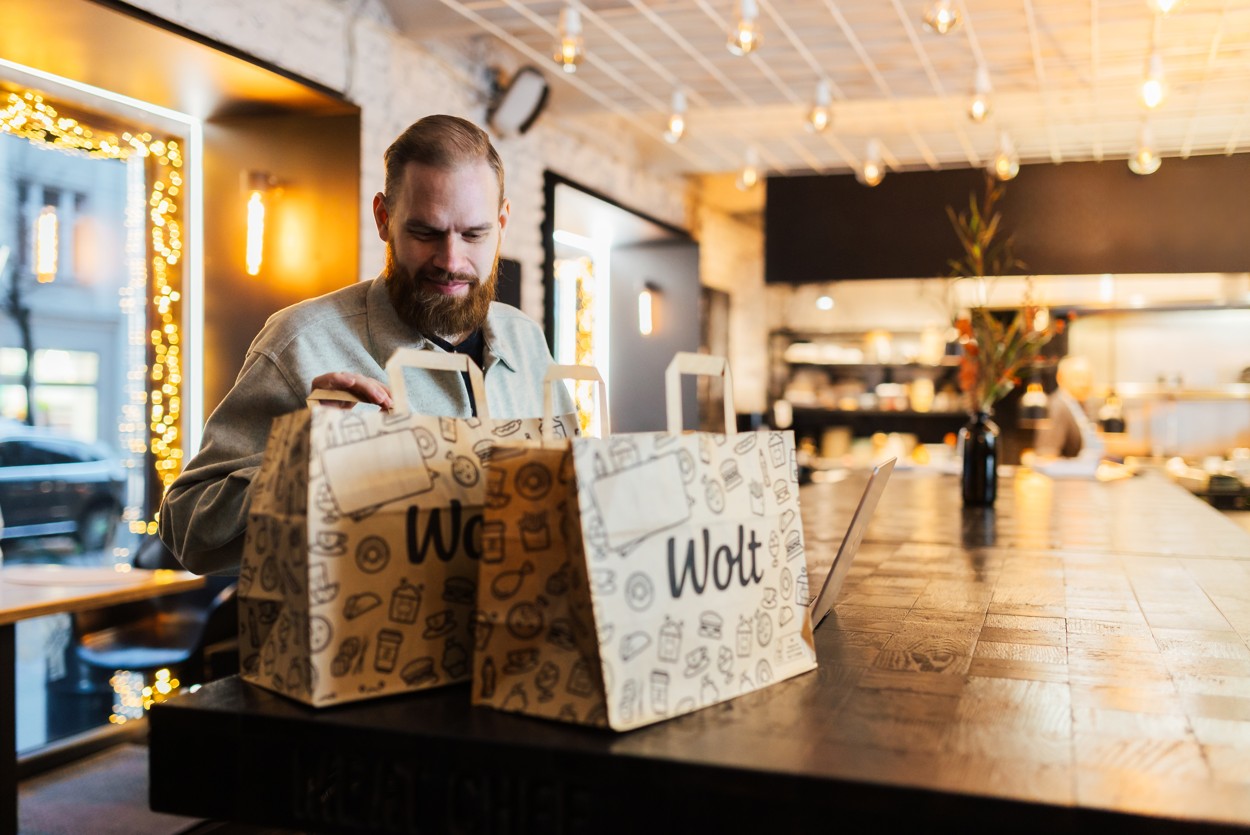 Wolt Tueten in einem Restaurant