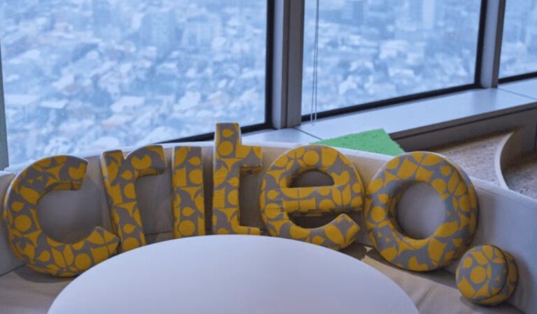 Criteo Logo auf einem Sofa