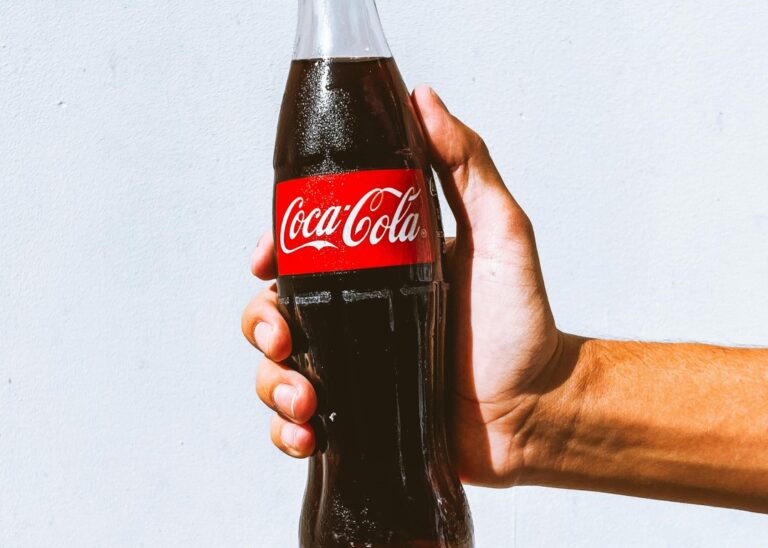 Mann mit Coca Cola Flasche